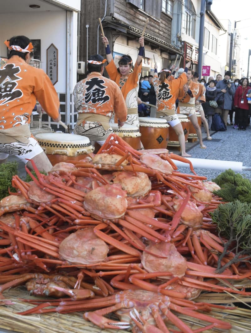 鳥取・境港で「カニ感謝祭」　観光客らに汁300食