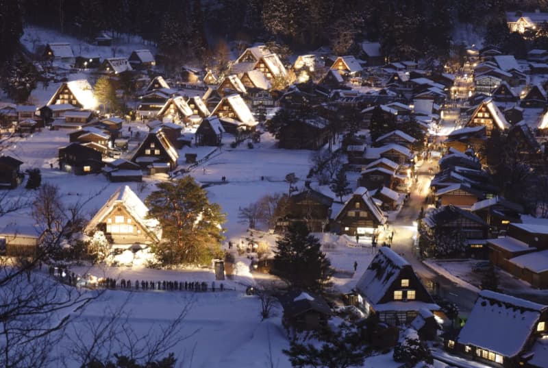 岐阜・白川郷でライトアップ　夕闇の雪、浮かぶ合掌造り