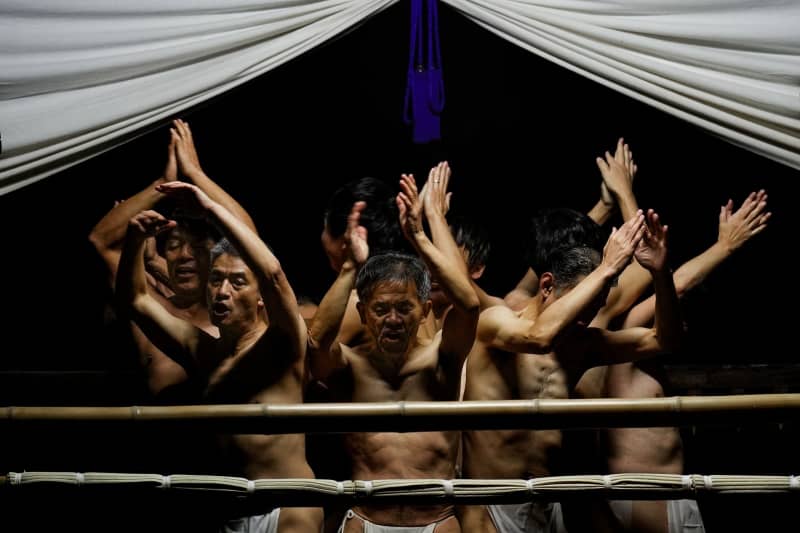 京都・法界寺で伝統「裸踊り」　男たちが体ぶつけ合う