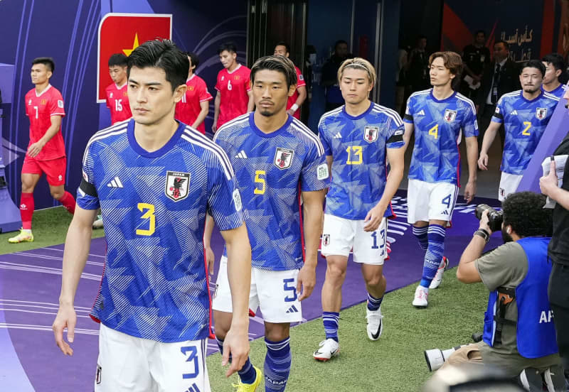 犠牲者哀悼のため喪章着用　サッカーアジア杯の日本代表