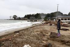 故郷の海「鬼に見えた」　地震から2週間、がれき山積