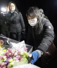 軽井沢バス事故8年、未明に慰霊　運行会社社長が献花し謝罪