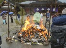 とんど焼き、餅で無病息災　奈良・大神神社でたき上げ