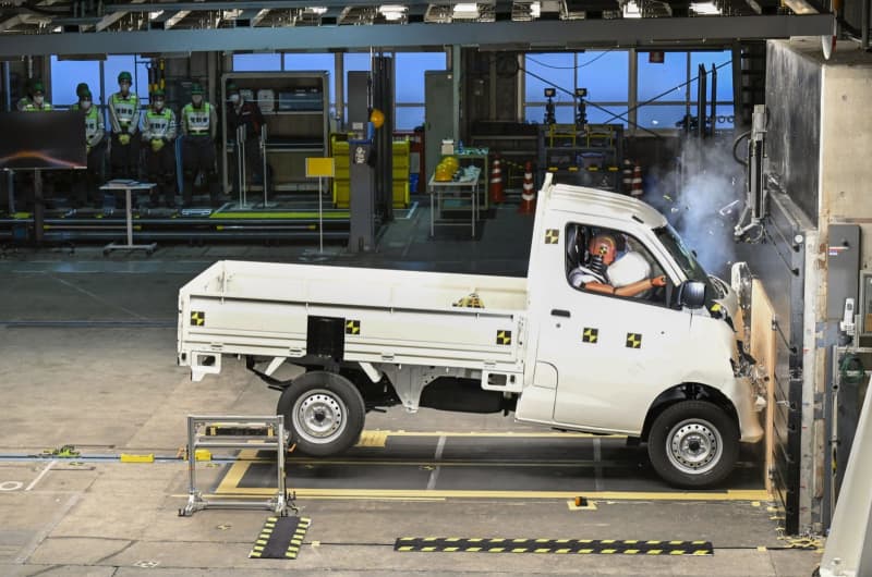 車両保安基準の確認試験を公開　ダイハツ滋賀工場で国交省