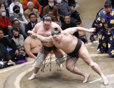 横綱照ノ富士、辛くも連敗を回避　霧島と豊昇龍、琴ノ若が3連勝