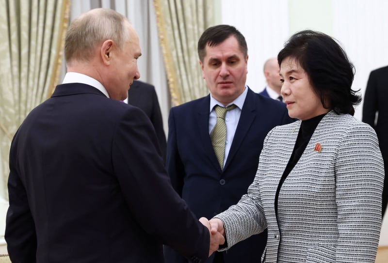 プーチン氏、北朝鮮外相と会談　ロ朝関係強化、厚遇示す