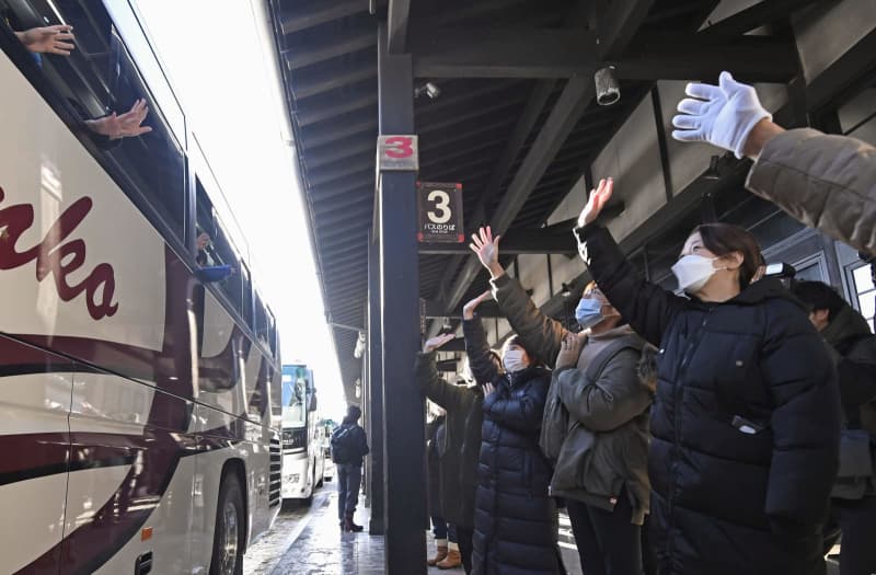 能登地震で被災中学生が集団避難　親子が別れ惜しむ