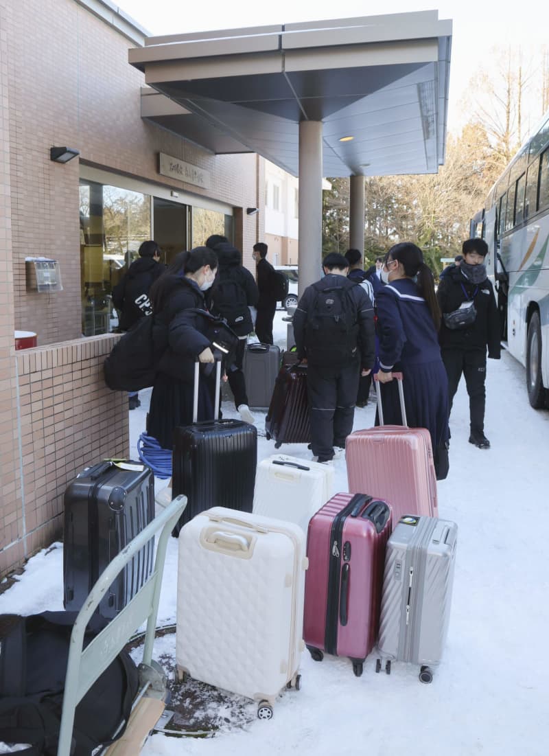 故郷離れ「少しでも良い生活を」　中学生送り出す親は不安と期待