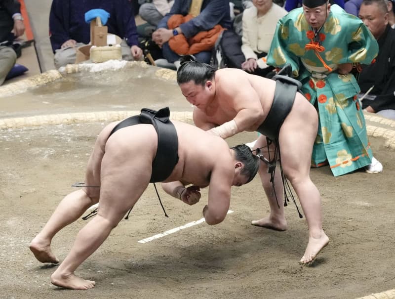 綱とり霧島が初黒星　照ノ富士3勝目、豊昇龍ら4連勝