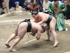 綱とり霧島が初黒星　照ノ富士3勝目、豊昇龍ら4連勝