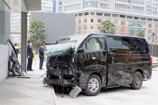 東京駅近くの壁に車衝突　40代男性運転手けが