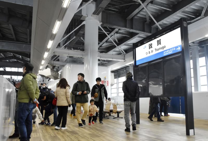 鉄道ファンら新駅を見学　北陸新幹線3月開業控え