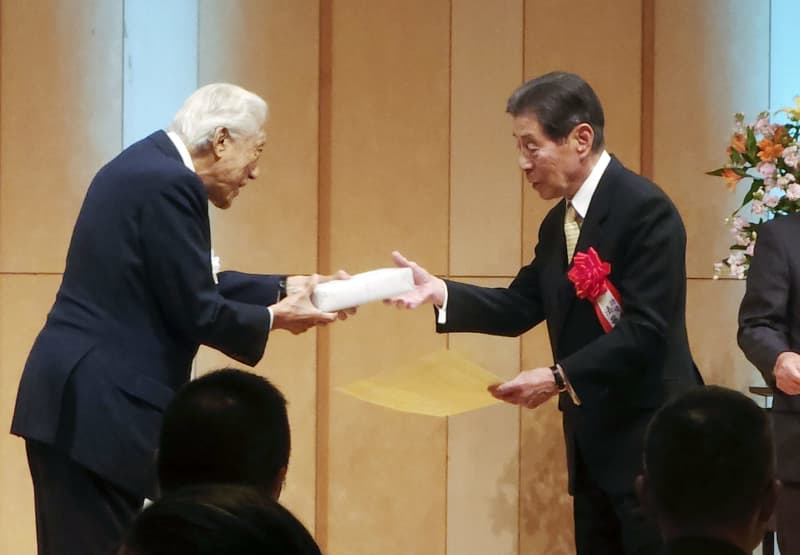 馬術、82歳の法華津に功労賞　競技生活70年の「ご褒美」