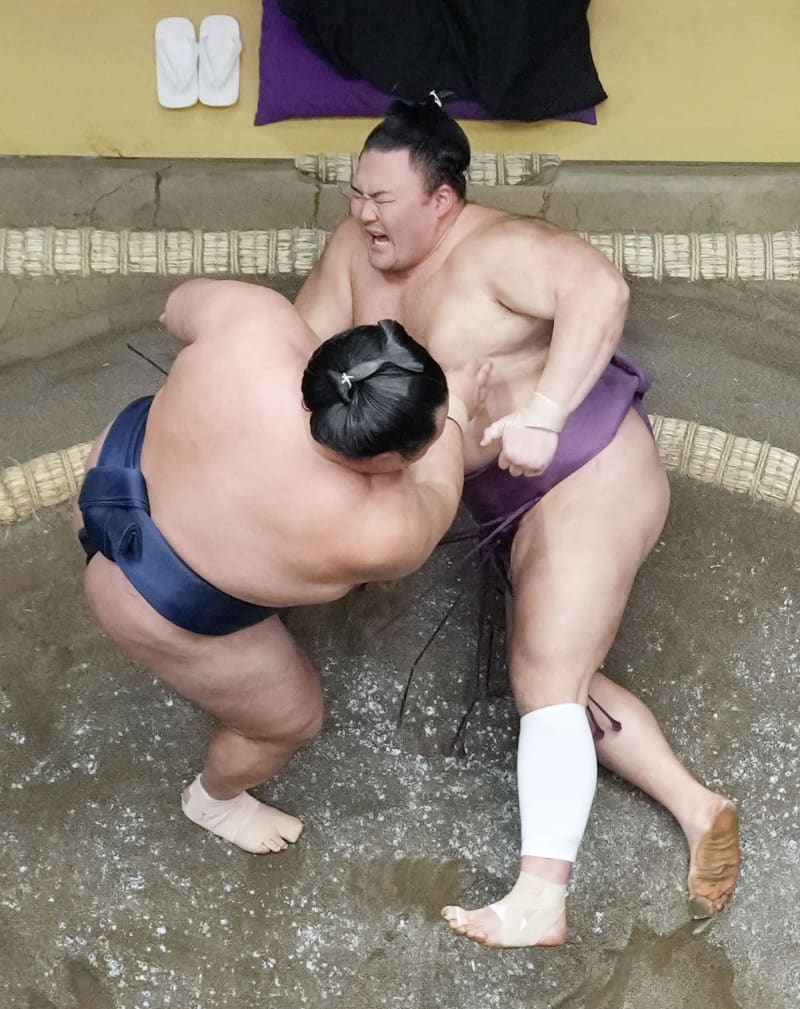 朝乃山休場、玉鷲戦で右足首負傷　優勝争い首位も、北勝富士も休場