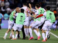 アジア杯、タジキスタン決勝Tへ　カタールは3連勝