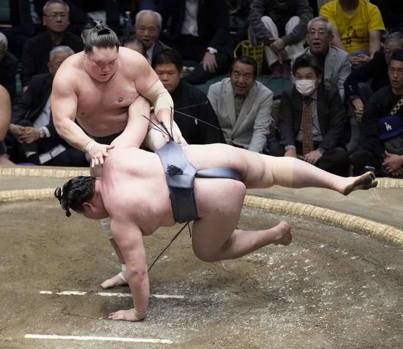 照ノ富士勝ち越し、琴ノ若が首位　両大関も勝ち越し決める