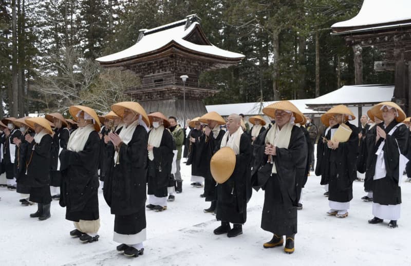 積雪の高野山で托鉢寒行　僧侶ら100人家々回る