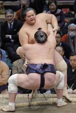 関脇琴ノ若が2敗目、首位に3人　照ノ富士、霧島が並ぶ