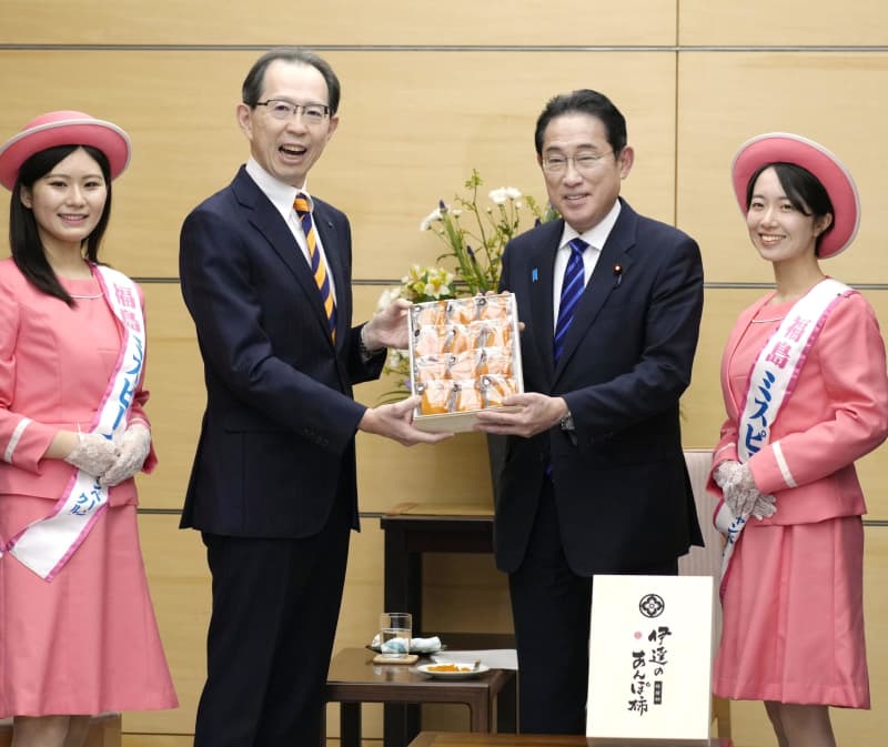 あんぽ柿「元気が出る」　首相、福島知事から贈呈