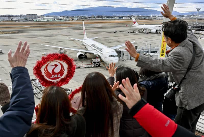 日航機に横断幕でエール、大阪　羽田空港での衝突事故受け