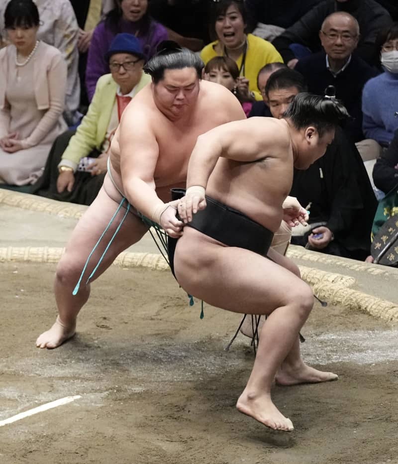 琴ノ若12勝目、照ノ富士と並ぶ　初場所、霧島は痛い3敗目