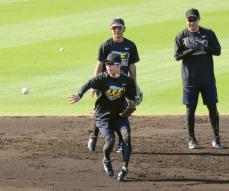 阪神、沖縄で自主トレ開始　中野は軽快にノック