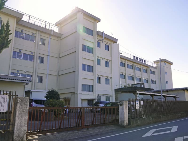 市立中学で刺激臭か、十数人搬送　埼玉・狭山、部活朝練中