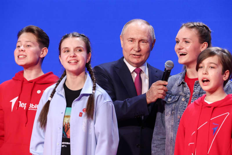 子どもたちと壇上で国歌　プーチン氏