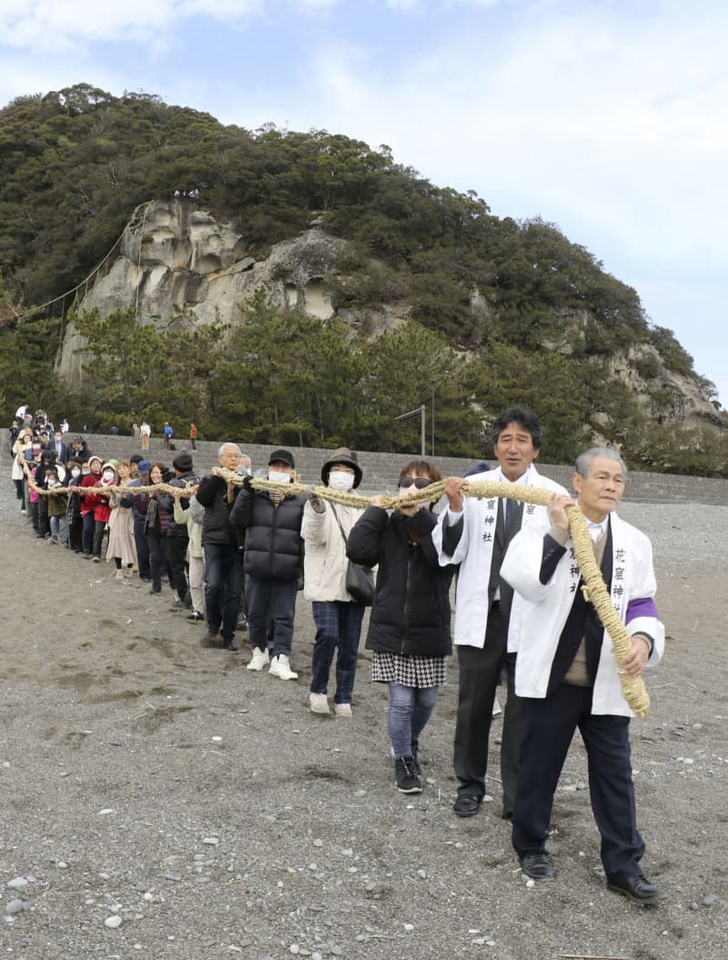 願い込め170メートル大綱引く　熊野、花窟神社で例大祭