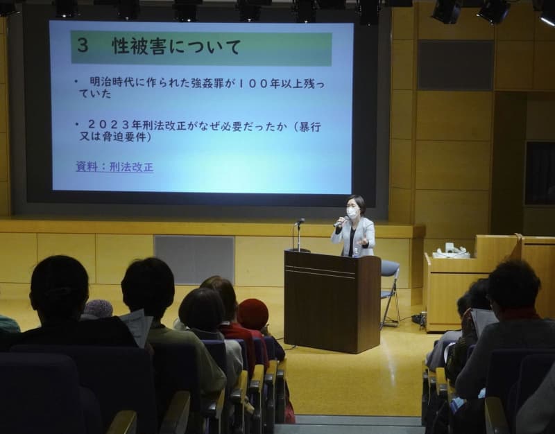 性被害、支援拡充や教育を　弁護士と相談員が広島で講演