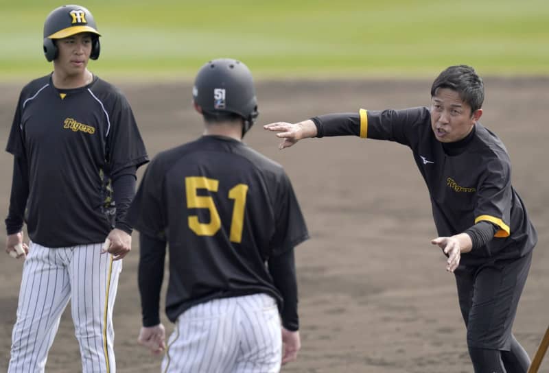 阪神・赤星臨時コーチが走塁指導　スペシャリストが丁寧に