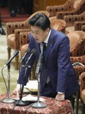 靖国集団参拝、強制性を否定　防衛相「各自の自由意思」