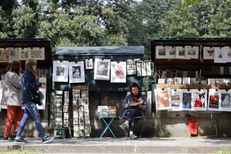 五輪中の青空書店撤去断念　猛反対受けて仏大統領