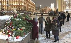 献花の市民、無言の行列途切れず　モスクワ、ナワリヌイ氏追悼
