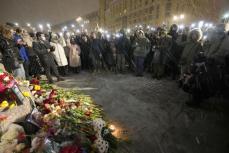 ロシア市民追悼、350人拘束　獄中死、政権反論「落ち度なし」
