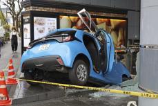 店舗の階段に車突っ込む　渋谷、巻き込まれなし