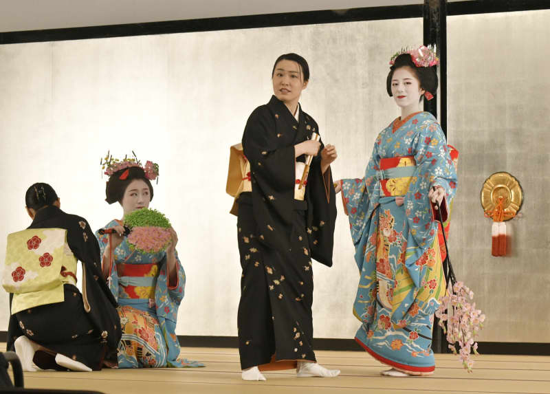 舞妓ら色鮮やかな着物披露　「都をどり」衣装合わせ、京都