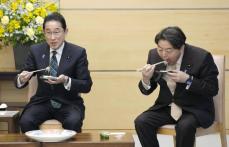 岸田首相、天然フグに笑顔　山口・下関の卸業者と面会