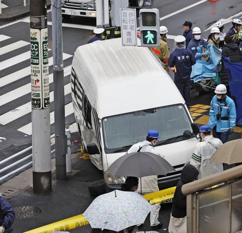 車2台の事故、9人軽傷か　歩行者も、東京・亀有