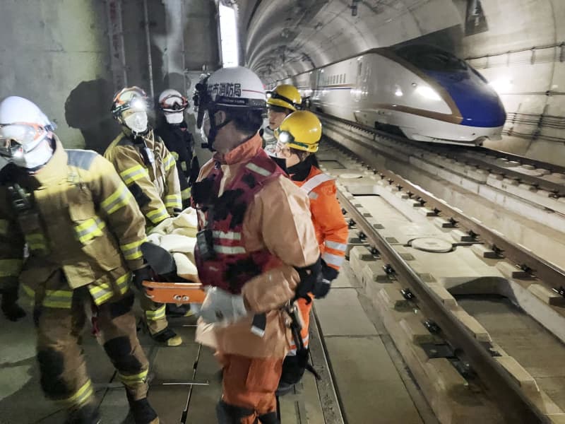 北陸新幹線で乗客の救護訓練　震度7想定、延伸開業控え