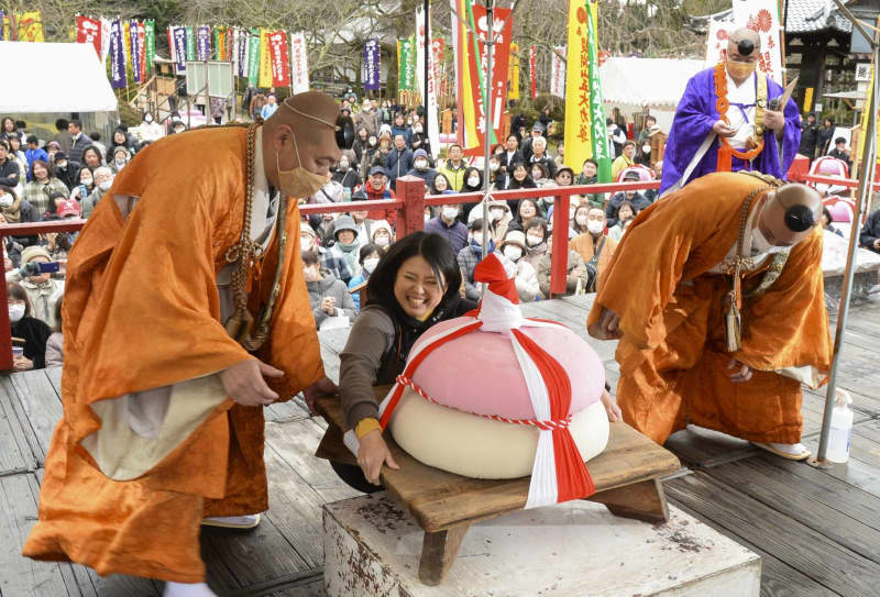 特大の鏡餅、持ち上げ競う　京都・醍醐寺で「五大力さん」