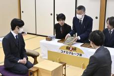 珠洲の被災者、棋王戦で駒を提供　藤井八冠「良い対局にしたい」