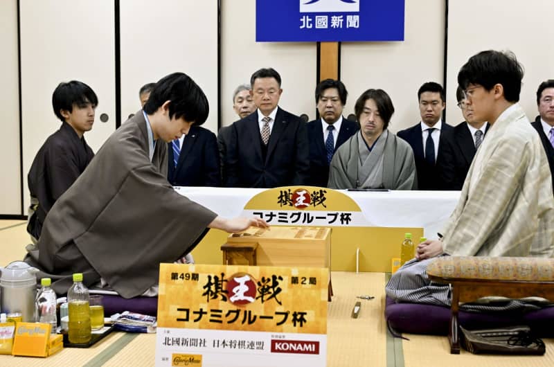 棋王戦第2局は角換わりの戦型に　将棋、24日中に決着