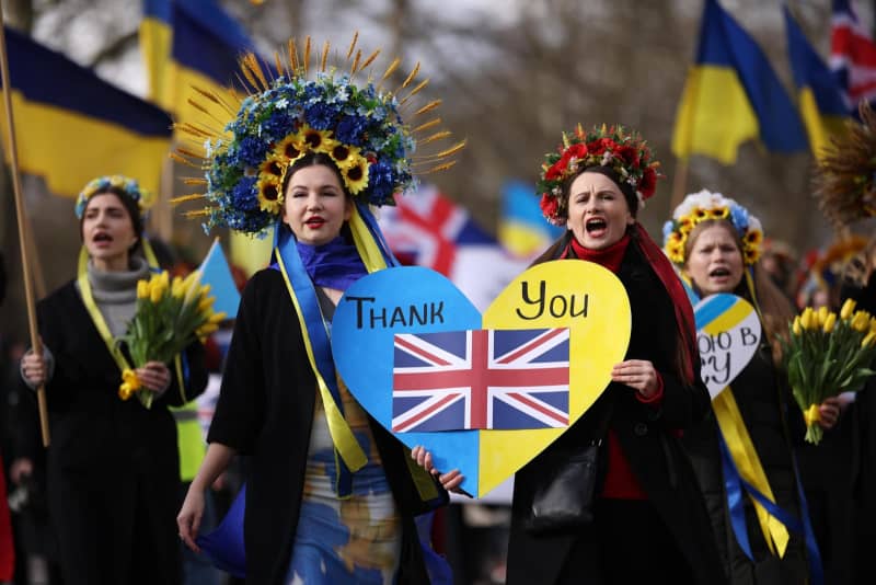 ウクライナを「忘れないで」　英、反戦訴えデモ行進