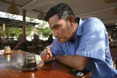 インドネシアの「逆さコーヒー」飲み方にコツ　ストローで息吹き込んでも「ここなら大丈夫」