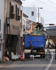 珠洲市で緊急公費解体が始まる　倒壊懸念、住民「残念だ」