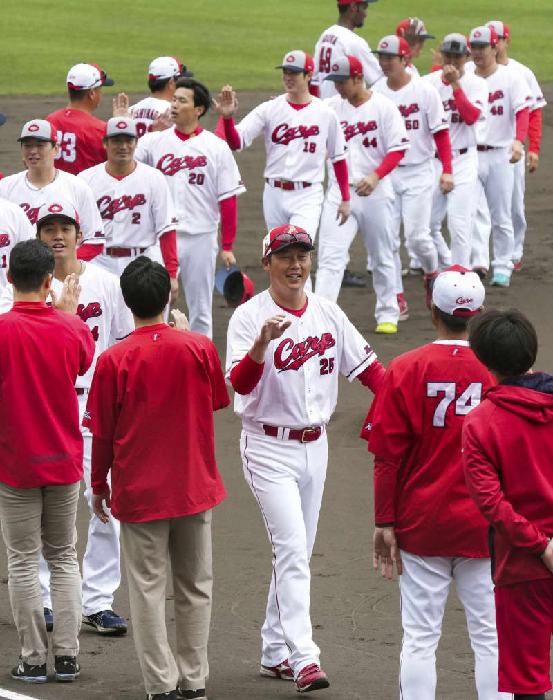 広島・新井監督「いい競争」　キャンプ打ち上げ、若手に満足げ