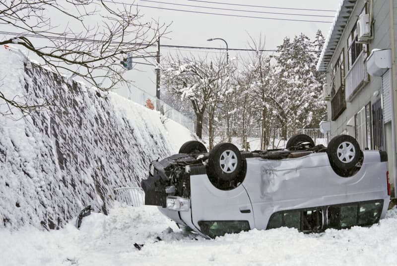 ワンボックス車転落、けが6人に　うち重傷は2人、青森