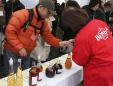 水戸・常磐神社で「梅酒まつり」　偕楽園の芳香に誘われ飲み比べ