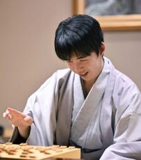 藤井連勝、初防衛に王手　将棋の棋王戦第3局